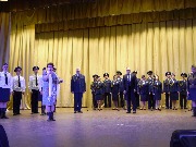 Вручение памятного адреса и подарка  коллективу Главой поселения Э.М.Чистяковой